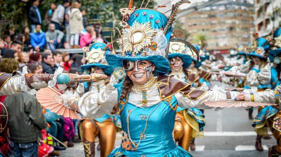 50 comparsas pondrán color al desfile del Carnaval de Badajoz