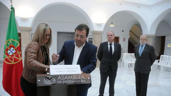 Vara, Ibarra, Monago y Blanca Martín muestran sus condolencias por la muerte de Soares