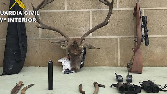La Guardia Civil sorprende a dos furtivos cuando regresaban de abatir un ciervo