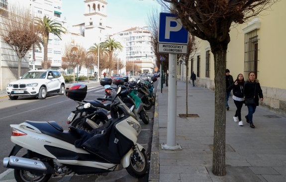 Las motos tienen 300 aparcamientos en Badajoz
