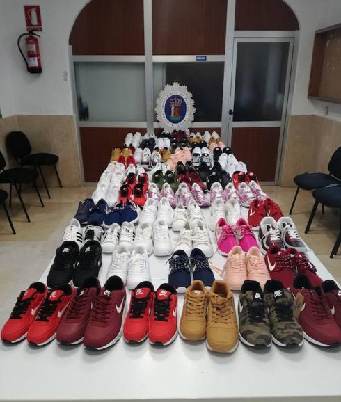 multa Zanahoria mediodía La Policía Local interviene 144 zapatillas deportivas falsificadas en el  mercadillo | Hoy