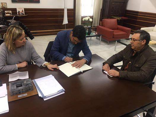 El alcalde firma en el libro de condolencias de la Asamblea por Mario Soares