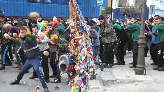 Jarramplas ya recibe su castigo por las calles de Piornal