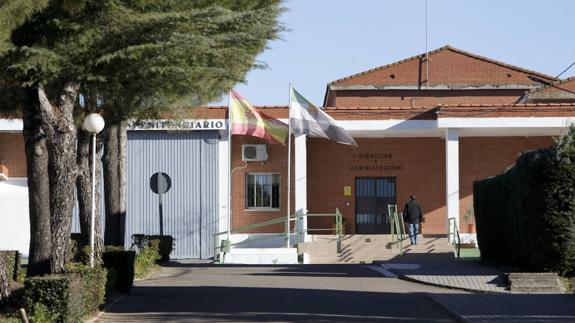 La llegada de internos a Cáceres coincide con la reducción de trabajadores para vigilancia