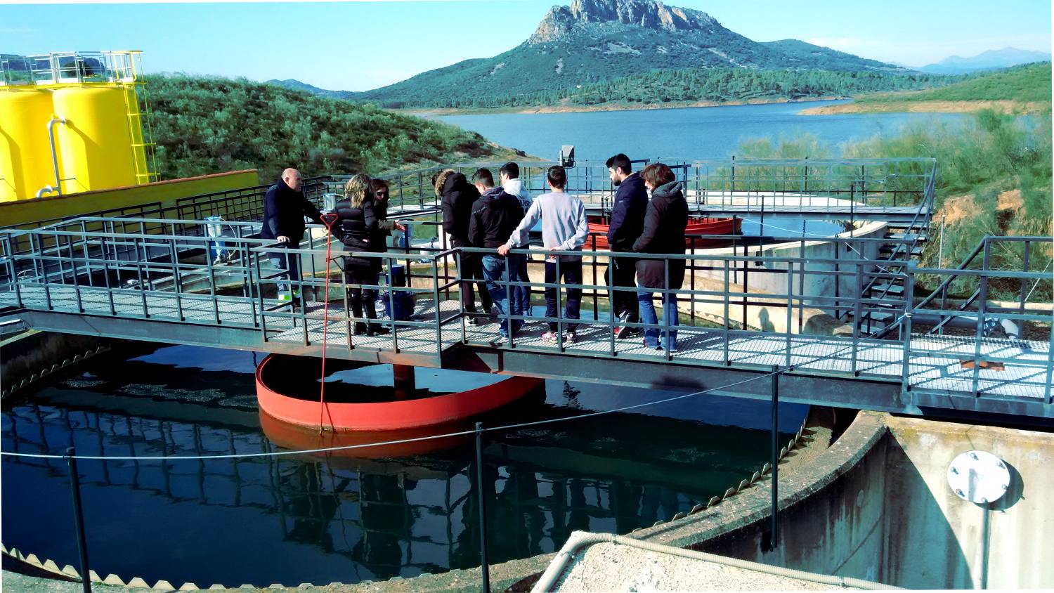 Alumnos de bachillerato del IES Benazaire visitan las instalaciones del ciclo del agua de Herrera del Duque