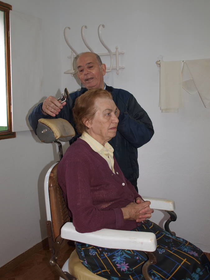 La localidad pierde a 'Juanito', el último barbero tradicional