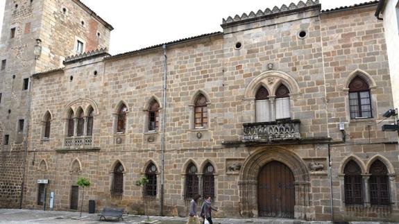 Propietarios del Palacio de Monroy de Plasencia se unen para evitar su ruina