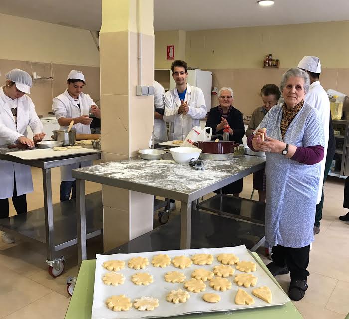 Jóvenes y mayores participan un taller de dulces típicos