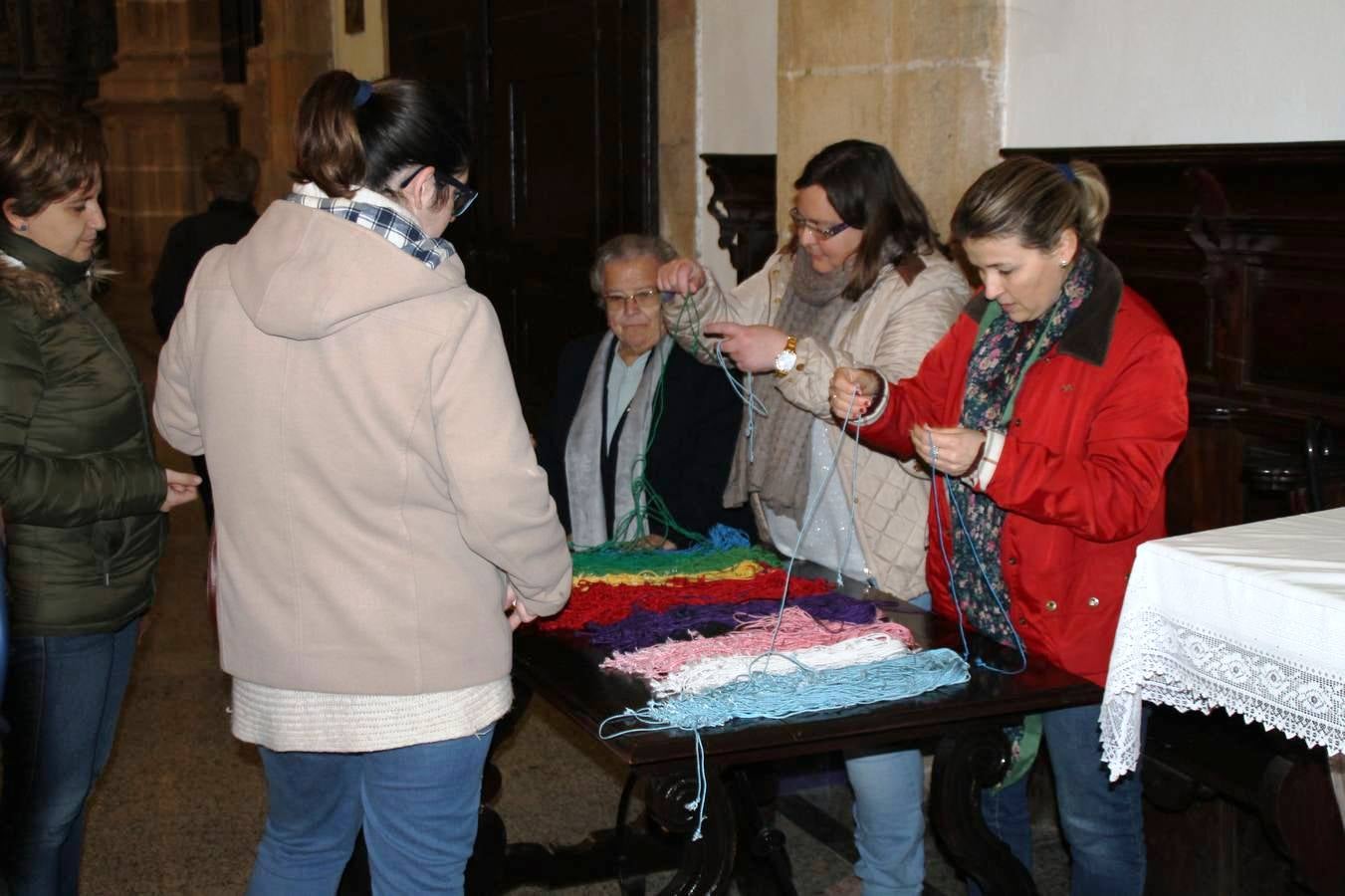 Los jerezanos cumplen con la tradición de adquirir el ‘cordón de San Blas’ en la festividad del Santo