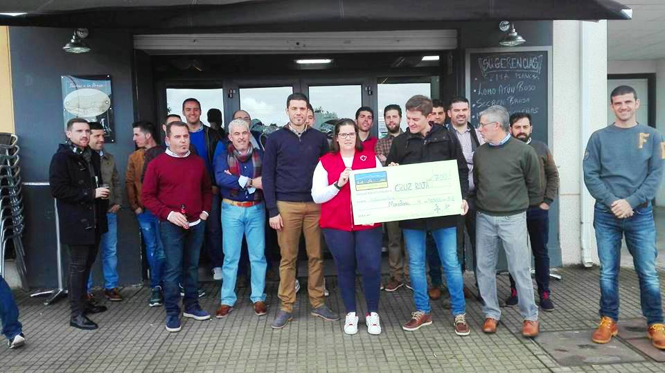 ‘Corona Chica Piñón Grande’ hace entrega un cheque de 700 euros a Cruz Roja Monesterio