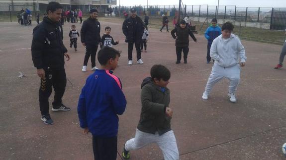 Los jugadores del Badajoz visitan el colegio Santa Engracia