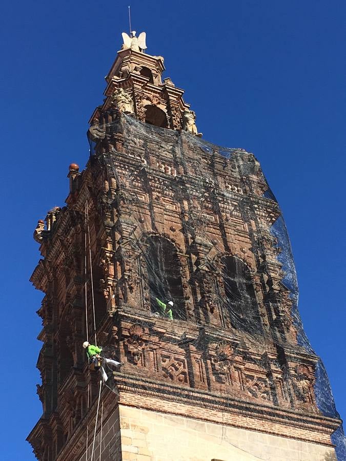 La torre de San Miguel se cubre con una malla para seguridad de los viandantes ante el riesgo de desprendimientos
