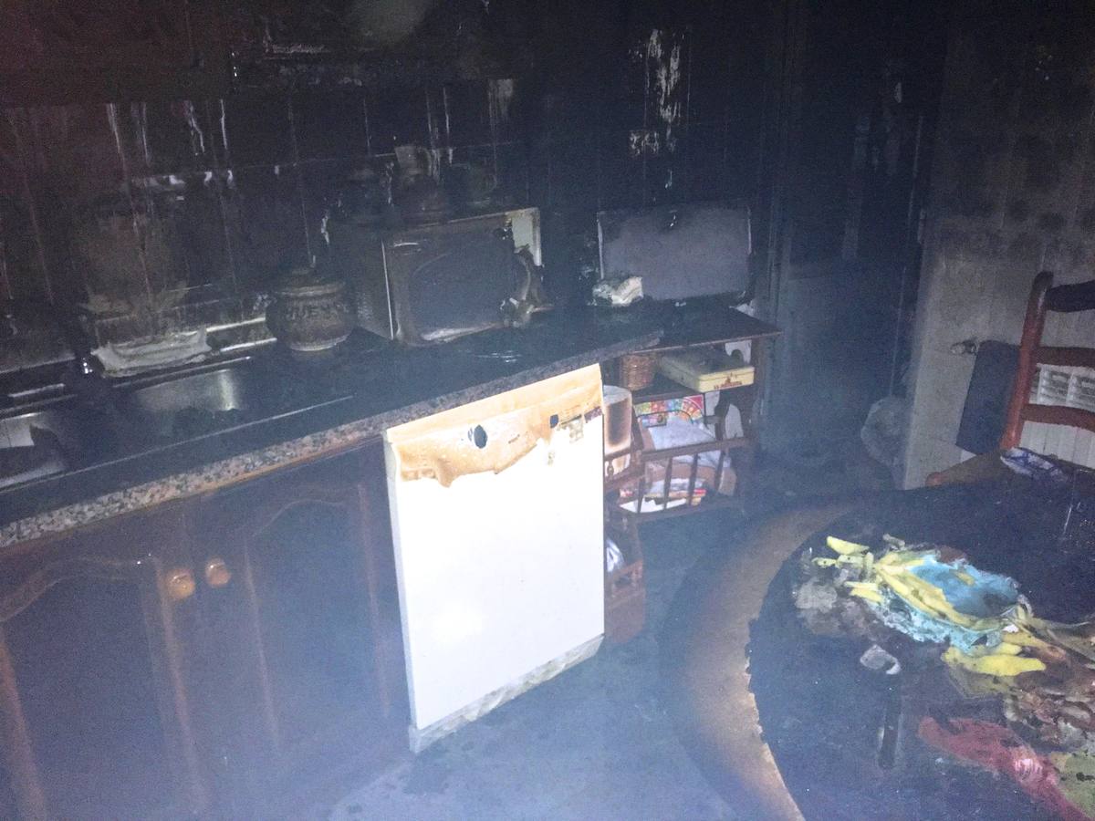 Varios vecinos rescatan a un matrimonio del incendio de su vivienda