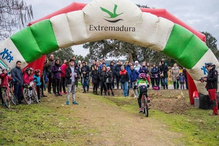 El equipo ciclista 'Quintana Proingo Quima Team' debuta en Extremadura con pleno de victorias