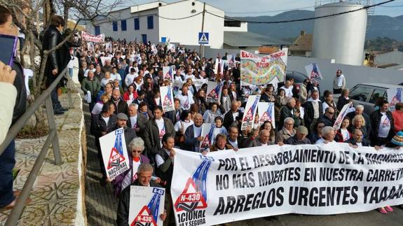 Unas 3.000 personas se manifiestan para exigir el desdoblamiento de la N-430