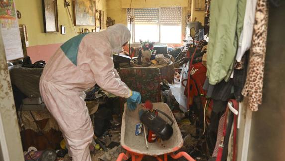 Retiran más de 2.000 kilos de basura de una vivienda social de Aldea Moret