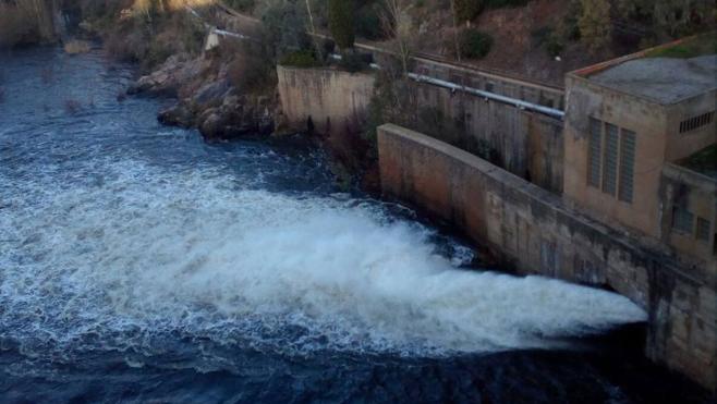 El pantano de Valuengo ha comenzado a aliviar agua tras las lluvias de las últimas semanas