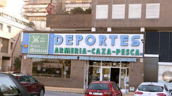 El detenido por matar a su padre trabaja en una tienda de caza y pesca