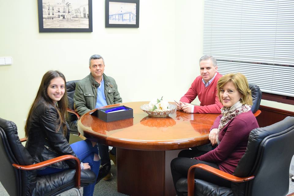 El Alcalde recibe a la campeona de la Olimpiada de Biología