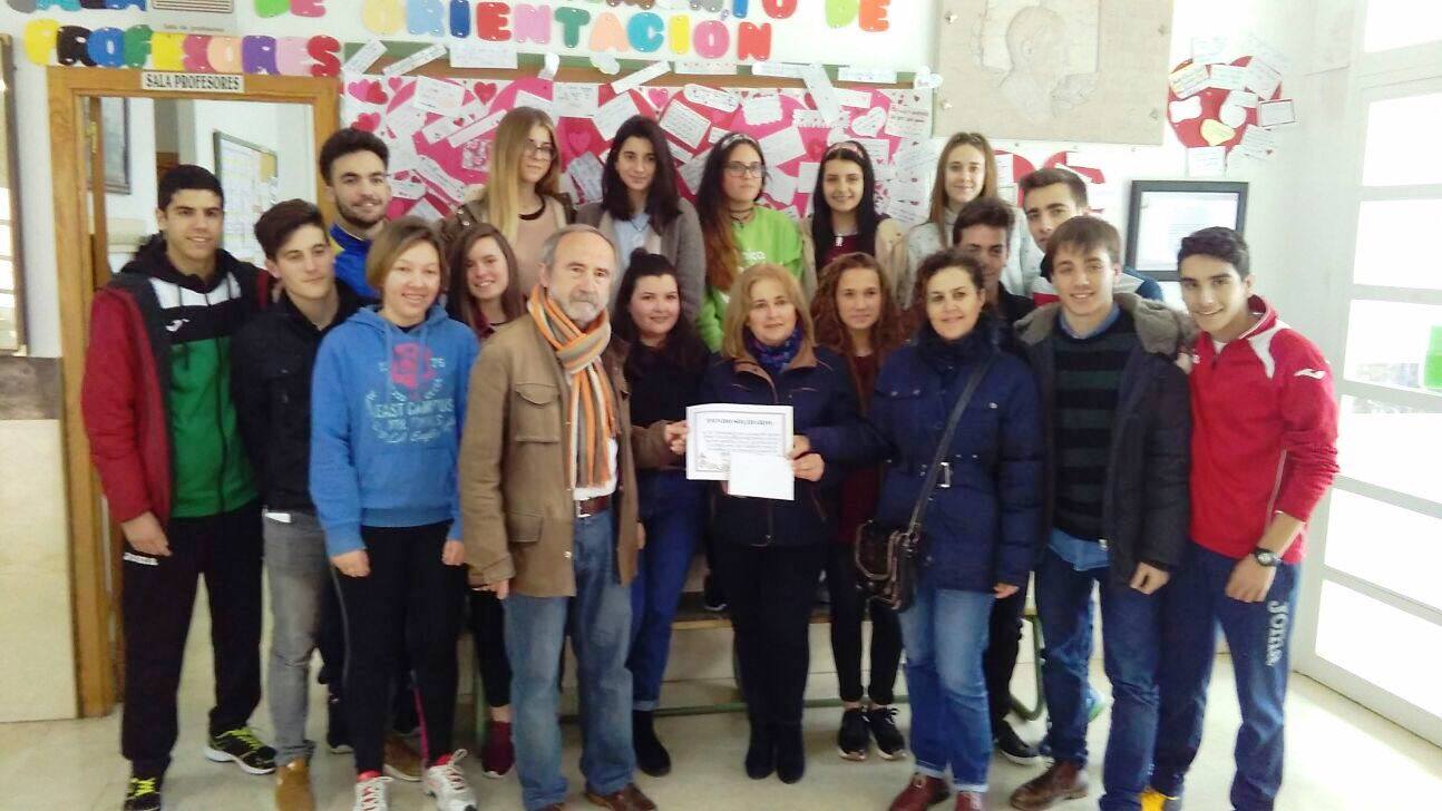 Alumnos del instituto captan fondos con motivo de San Valentín para AOEX Monesterio