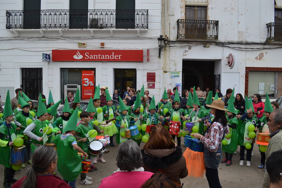 El colorido desfile escolar abre el carnaval de la localidad