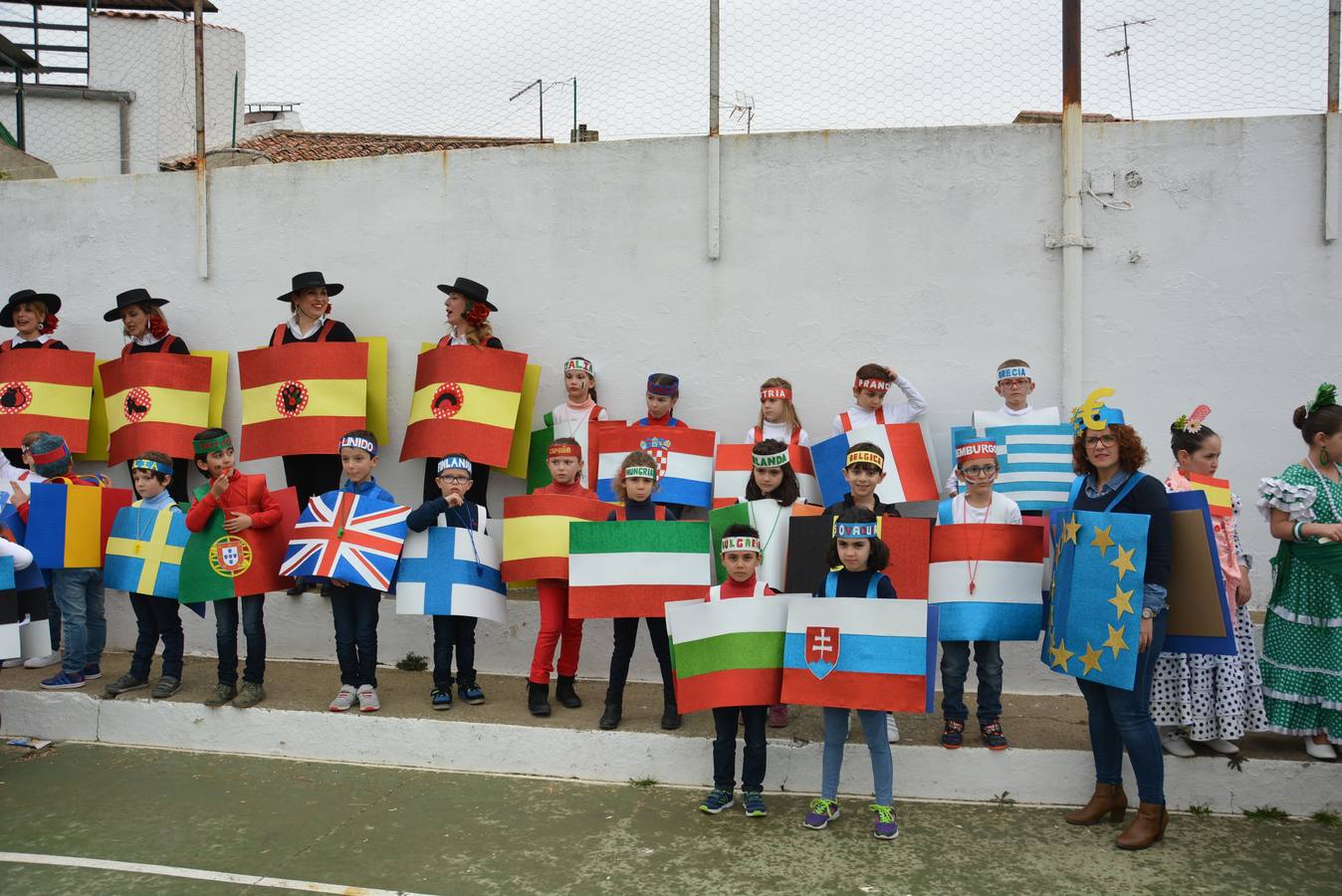 Un colorido desfile escolar abre las fiestas del Carnaval