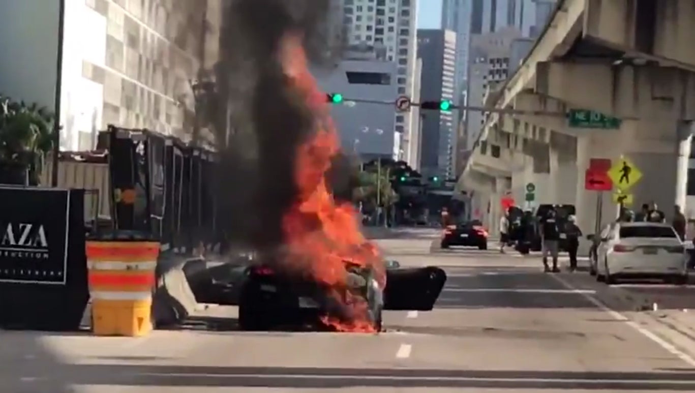 Un Lamborghini Gallardo arde en mitad de la calle