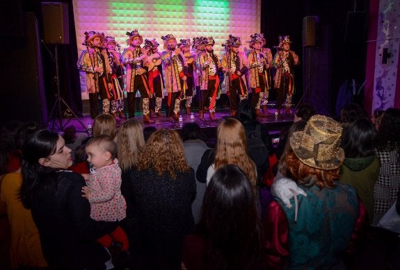 La convivencia de Talavera y el concurso de murgas de San Roque alargan el Carnaval