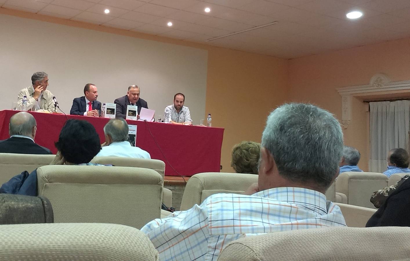 José Iglesias Benítez presenta en Campanario su poemario 'La luz en el espejo'