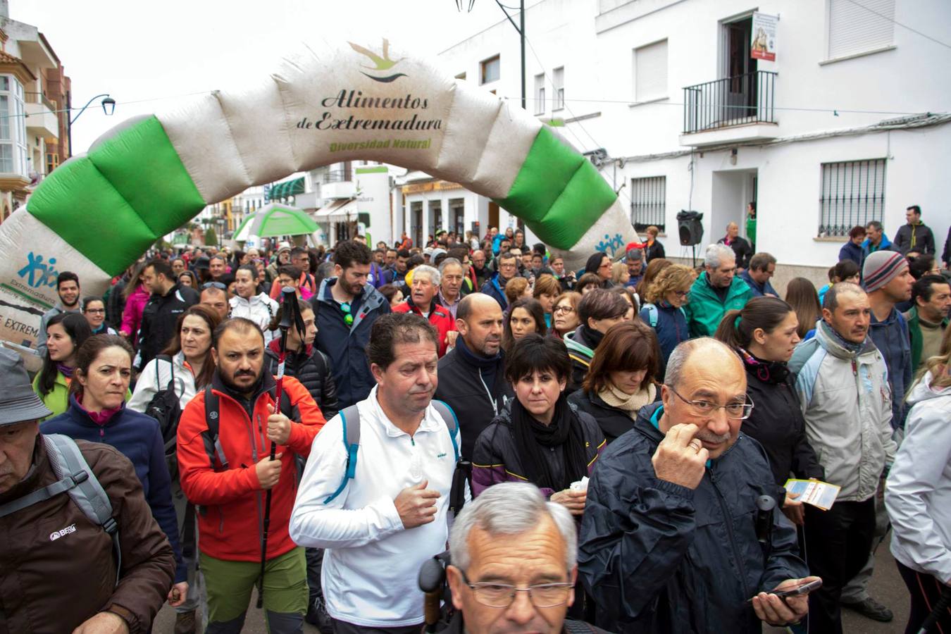 Más de mil senderistas "toman" La Zarza