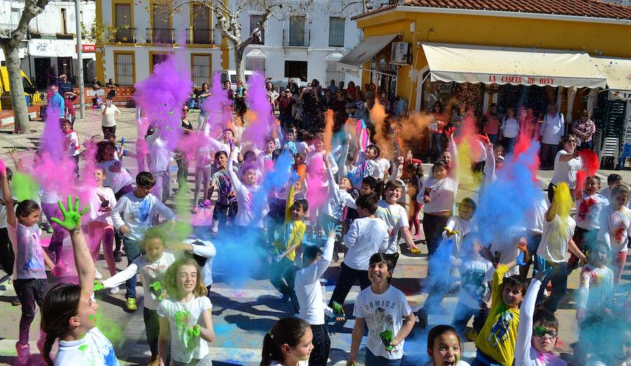 Una nube de colores culmina la conmemoración del Día de la Mujer Trabajadora