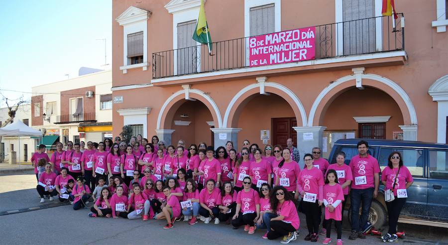 La III Marcha de la Mujer de la Asociación de Mujeres moviliza a casi 70 personas