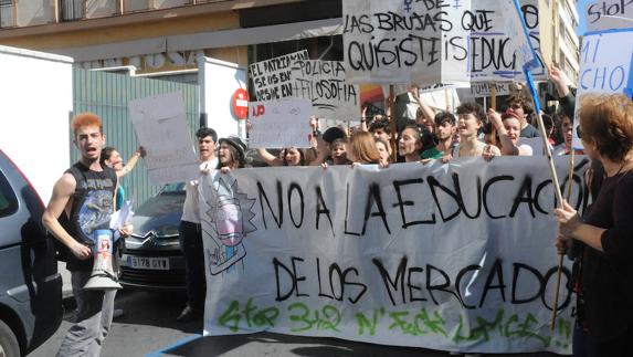 Los estudiantes trasladan a la calle su rechazo a la Lomce Los estudiantes trasladan a la calle su rechazo a la Lomce