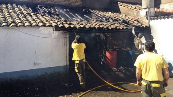 Las cenizas de un brasero provocan un incendio en la parte trasera de una vivienda