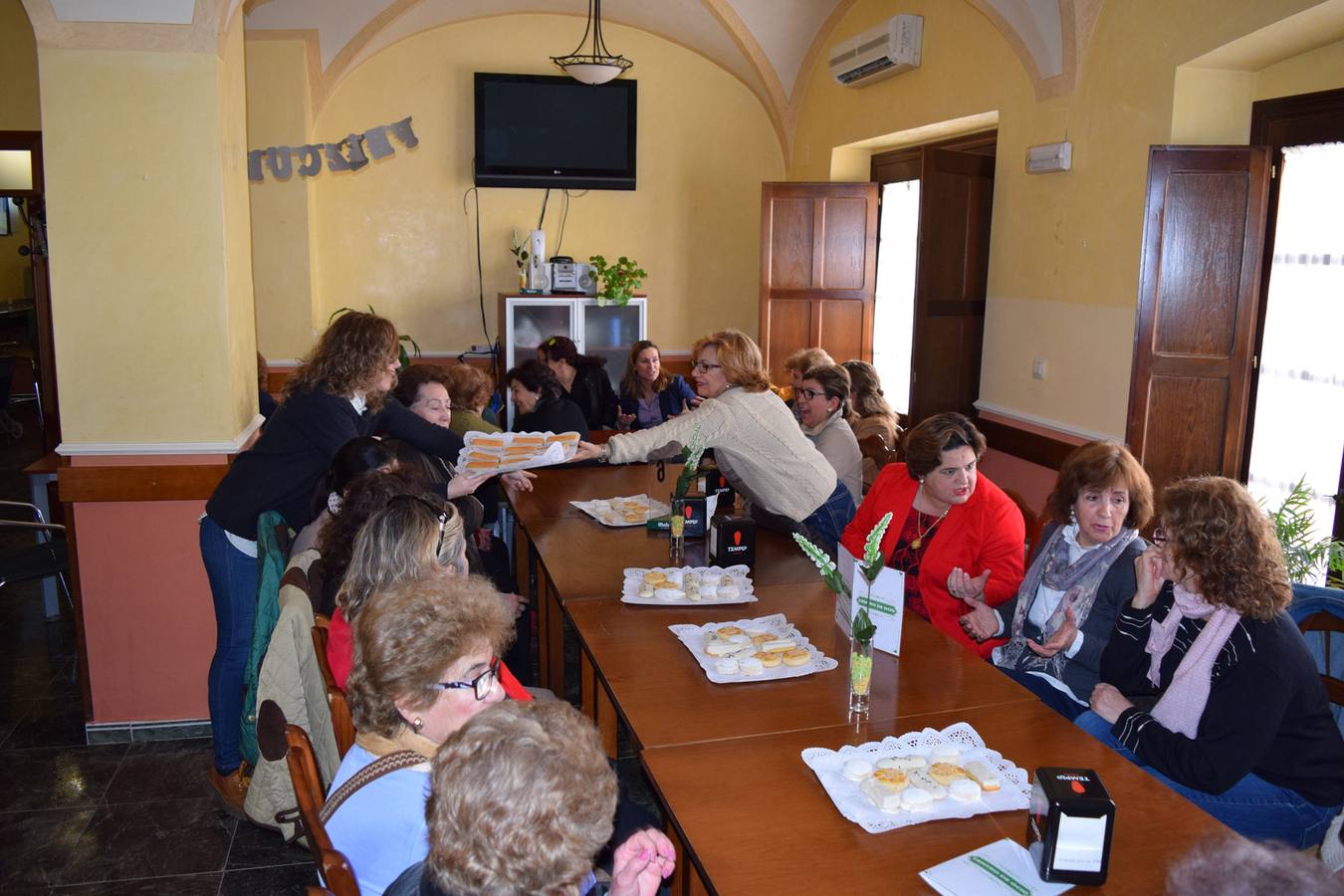 Café con pastas y lectura de un manifiesto en el 'Día de la Mujer'