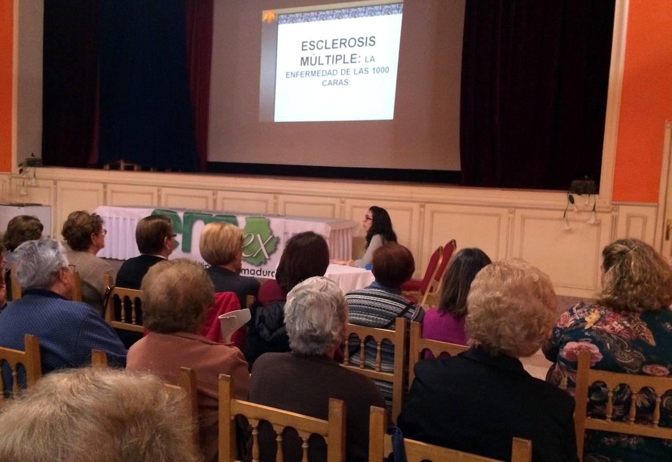 Angélica Espinosa da una charla sobre la esclerosis múltiple