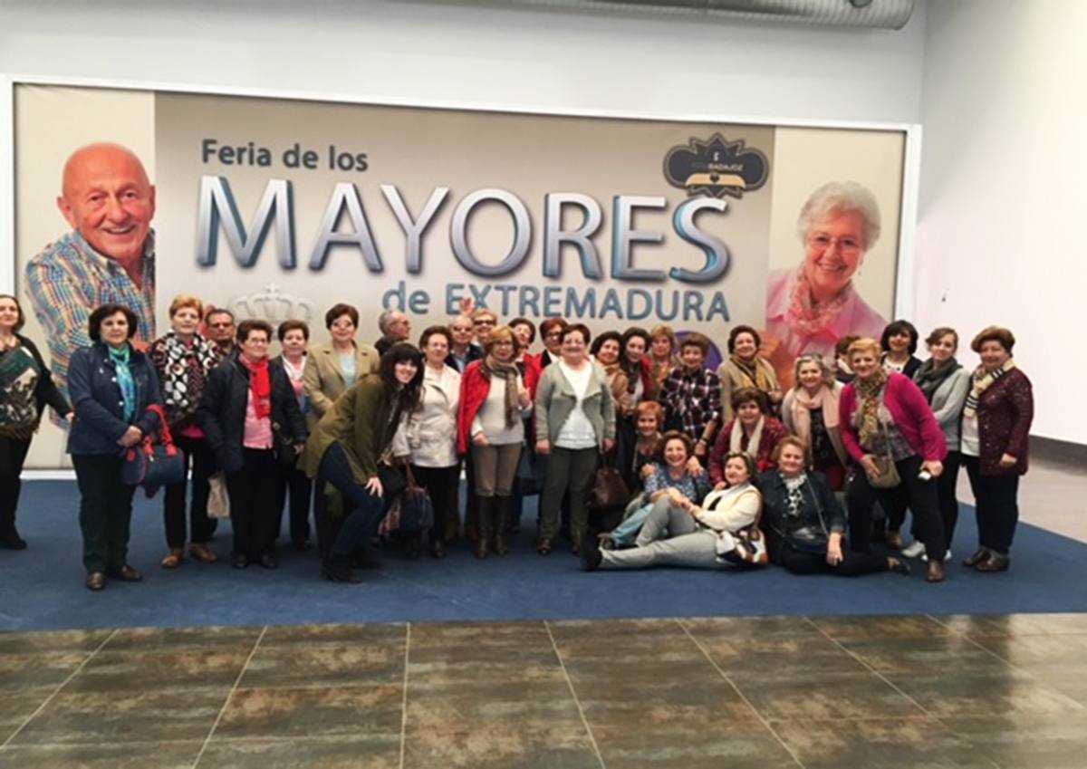 Visita de vecinos de Campanario a la Feria del Mayor