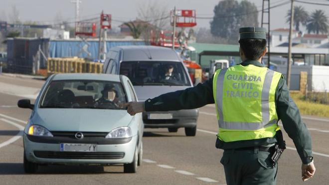 La DGT controlará el uso del cinturón en 10.000 vehículos en Extremadura