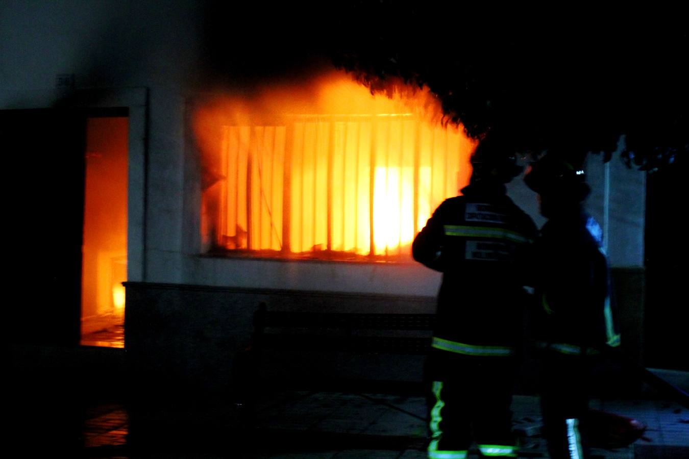 Un hombre consigue salir ileso del incendio de su vivienda