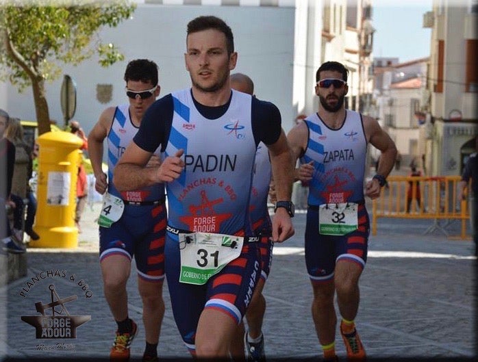 Triunfo de la sección de triatlón del CAPEX en categoría mixta y tercer puesto masculino en Arroyo de la Luz