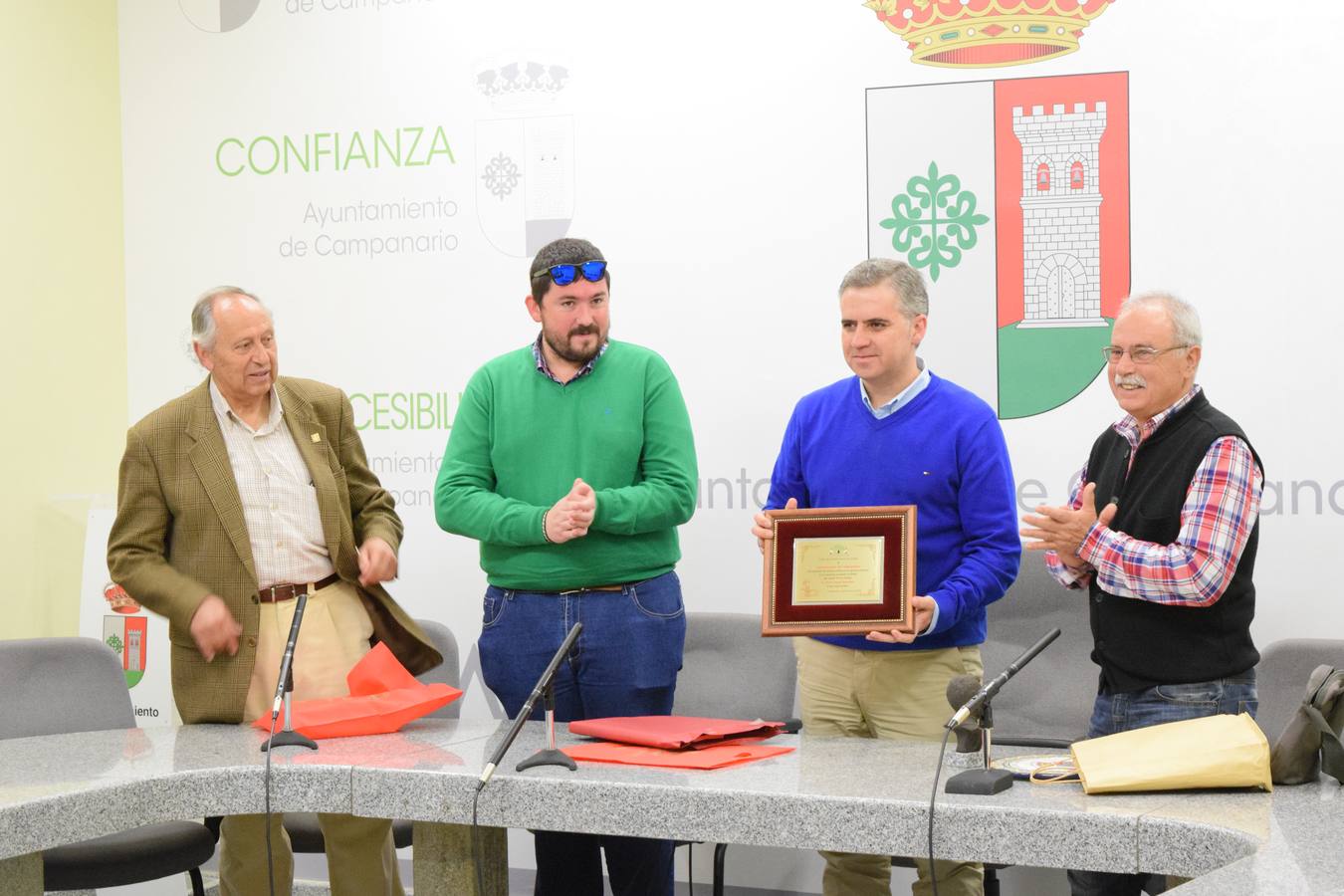 El alcalde se baja el sueldo al ser contratado como técnico por el PSOE en la Asamblea