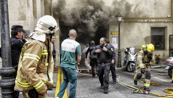 Un incendio obliga a evacuar a dos pacientes y cerrar los quirófanos del Hospital Provincial