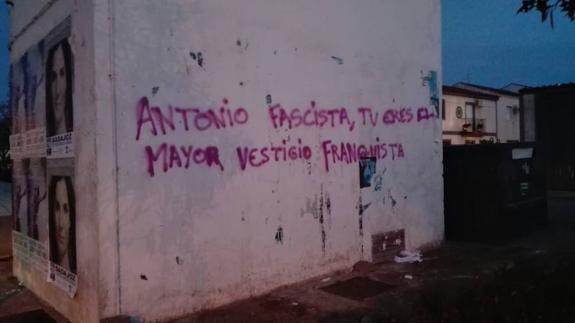 Aparecen pintadas contra el alcalde en Guadiana del Caudillo