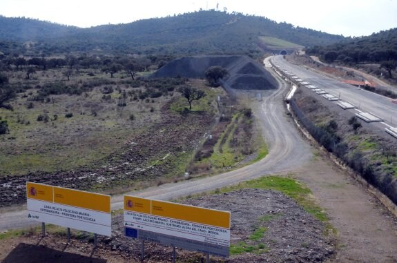 Adif retrasa la electrificación del tren de Plasencia a Badajoz a finales de 2020