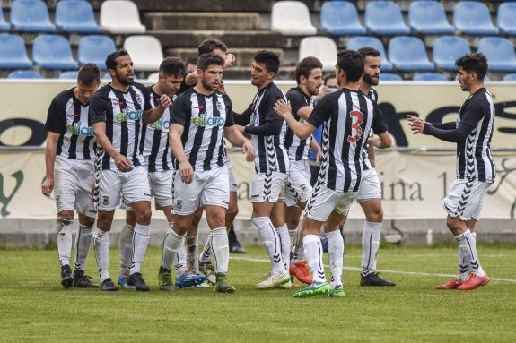 El Badajoz, a presionar al líder