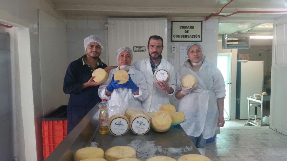 Diego Lindo enseña a elaborar la Torta del Casar en México