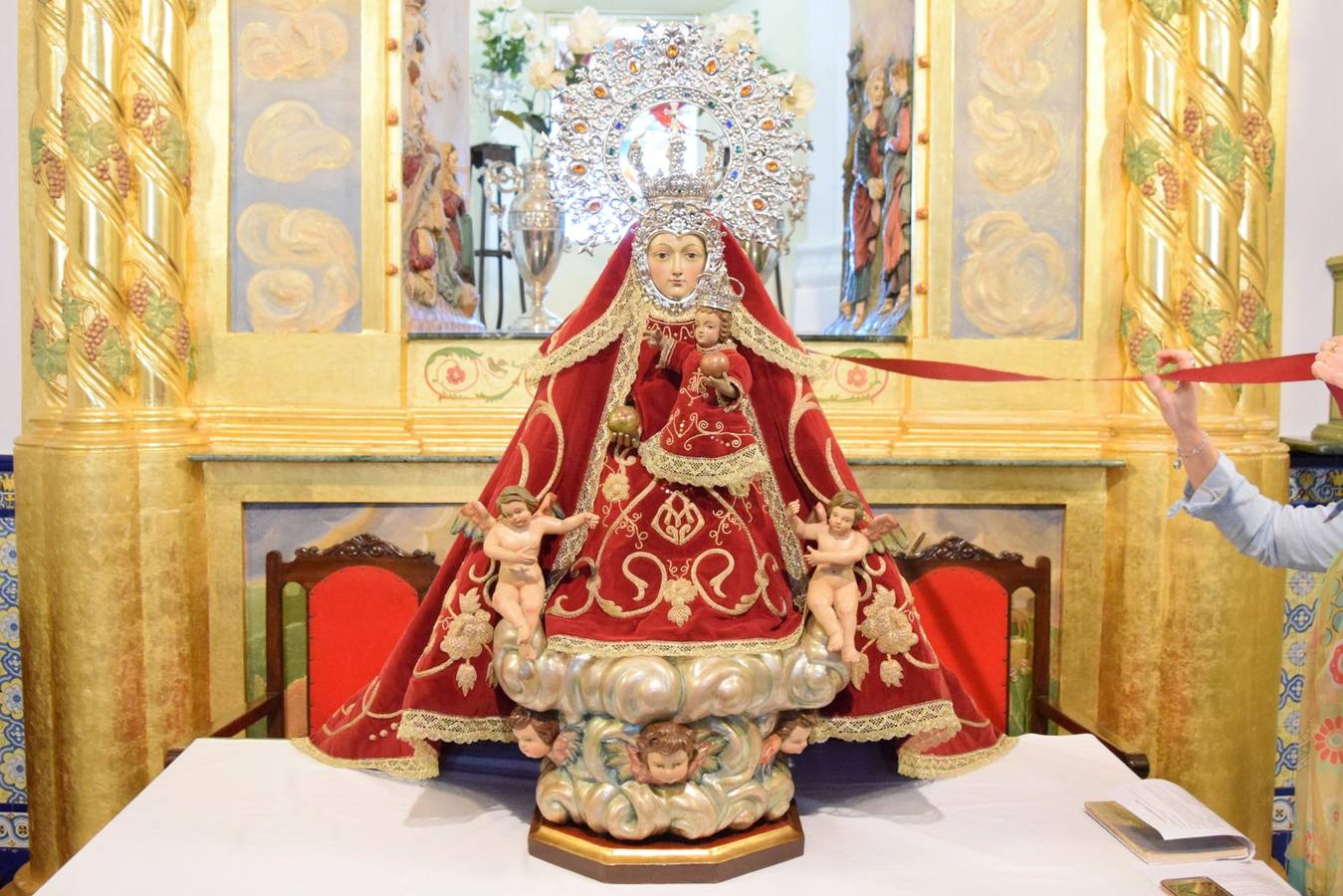 Gran acogida y buenas críticas al renovado aspecto de la Virgen de Piedraescrita