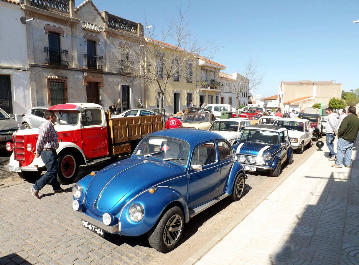 135 vehículos participan en la XI concentración de coches clásicos