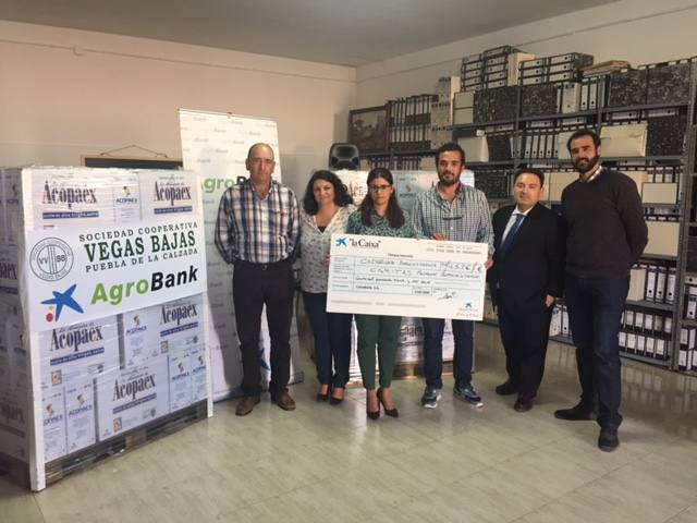 La Caixa entrega 4.500 euros en aceite a la delegación de Cáritas de Puebla de la Calzada
