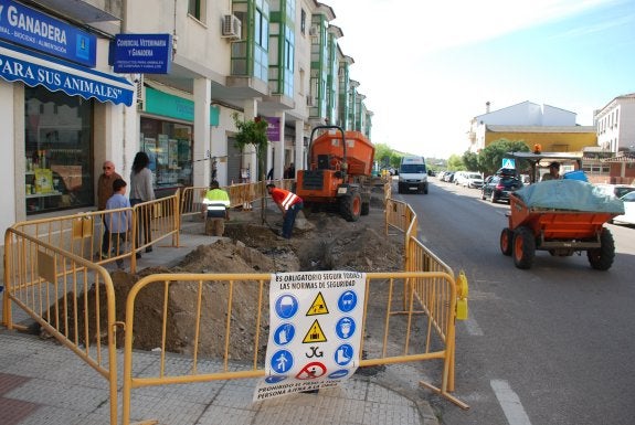 Cambian la red tuberías en un tramo de la avenida de Miajadas